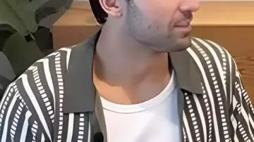 Camisa de punto a rayas verdes de Jan Ravnik usada por (Jan Ravnik) en Access Hollywood