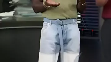 Access Hollywood 2025 Jeans rectos con parche recortado Scott Evans