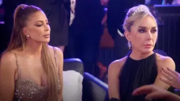 Vestido de Dobladillo Alto-Bajo con Volantes de Mac Duggal usado por Marysol Patton como se ve en The Real Housewives of Miami (S07E17)