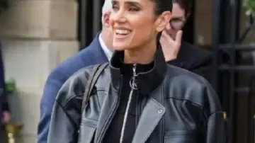 Blouson en cuir PFW 2025 porté par Jennifer Connelly à Jennifer Connelly à Paris (IG : crazyalyy_)#jenniferconnelly #pfw #fashionweek #parisfashionweek