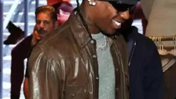 Chaqueta de cuero de House of Innovation NY usada por Travis Scott en Travis Scott & Kim Kardashian en la celebración del lanzamiento de Nike x Skims en Nike House of Innovation