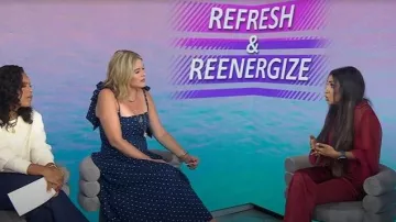 Vestido midi de algodón fruncido fruncido con detalles de lazo Rahi usado por Jenna Bush Hager como se ve en Today with Jenna & Friends el 26 de septiembre de 2025