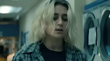 Gen V S02 Lizze Broadway Chemise zippée à carreaux portée par Emma Meyer / Little Cricket (Lizze Broadway) comme on le voit dans Gen V (S02E02)