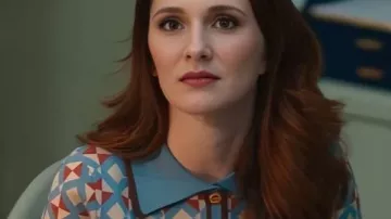 Profesor de inglés S02 Stephanie Koenig Suéter con patrón geométrico usado por Stephanie Koenig como se ve en Profesor de inglés
