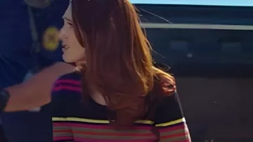 Stephanie Koenig English Teacher S02 Rainbow Striped Sweater usado por Stephanie Koenig como se ve en English Teacher