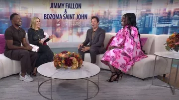 Alice + Olivia Cherra Vestido midi con recortes florales usado por Bozoma Saint John como se ve en Today with Jenna & Friends el 30 de septiembre de 2025