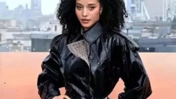 Une bataille après l’autre Chase Infiniti Manteau en cuir noir porté par (Chase Infiniti) dans la bataille de Baktan Cross