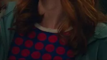 Stephanie Koenig Profesor de Inglés S02 Emoji Caras Top usado por Stephanie Koenig como se ve en Profesor de Inglés