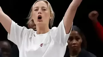Camiseta blanca de la WNBA de Sophie Cunningham en Sophie Cunningham baila en bata escotada, apta para promocionar el día del juego