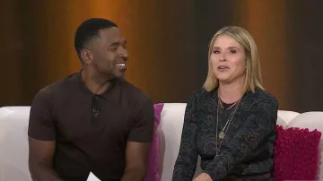 Vestido de manga larga de jersey Amari de Ulla Johnson usado por Jenna Bush Hager como se ve en Today with Jenna & Friends el 30 de septiembre de 2025