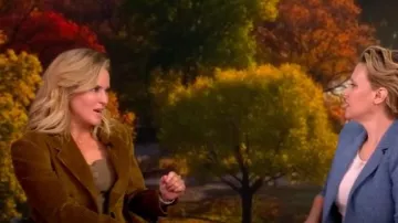 Staud Marisa Haut boutonné sans manches en tricot sur mesure porté par Sara Haines, comme on le voit dans The View le 30 septembre 2025