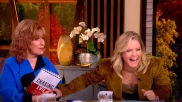 Veste Proenza Schouler Daria en velours côtelé portée par Sara Haines comme on le voit dans The View le 30 septembre 2025