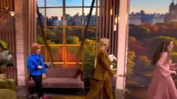 Pantalon Proenza Schouler Lidie en velours côtelé porté par Sara Haines comme on le voit dans The View le 30 septembre 2025