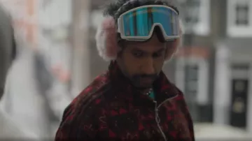Chaqueta de pana floral burdeos de Adidas usada por Auggie (Prasanna Puwanarajah) como se ve en Too Much (S01E10)
