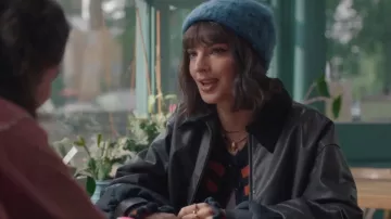 Cárdigan de punto acanalado a rayas Brora con volantes usado por Wendy Jones (Emily Ratajkowski) como se ve en Too Much (S01E10)