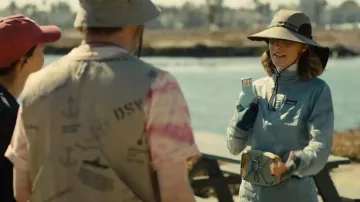 Veste imperméable Patagonia portée par Sylvia (Rose Byrne) comme on le voit dans Platonic (S02E09)