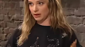 Les Feux de l’Amour 2025 Cait Fairbanks Sweat-shirt orné de noir