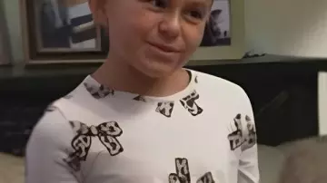 Jordyn Lynn Ariza Bows Print Top porté par (Jordyn Ariza) dans The Bold and the Beautiful