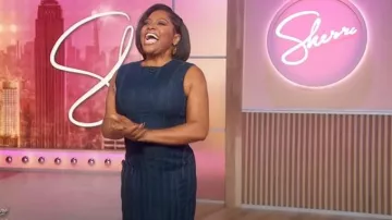 Vestido midi de mezclilla con costuras Gap usado por Sherri Shepherd como se ve en Sherri el 26 de septiembre de 2025