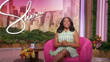 Vestido tubo sin mangas de tweed con flecos Akris Punto usado por Sherri Shepherd como se ve en Sherri el 29 de septiembre de 2025