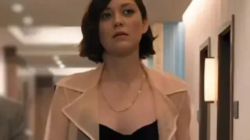 Gabardina transparente The Morning Show S04 de Marion Cotillard