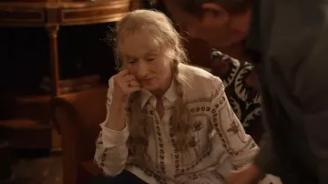 Ted Baker Simcoa Chemise longue en soie et lin à imprimé panneau portée par Loretta Durkin (Meryl Streep) comme on le voit dans Only Murders in the Building (S05E06)