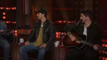 Chaqueta bomber Banbury de costilla Peerie en color caqui de Bode usada por Nick Jonas como se ve en The Kelly Clarkson Show el 22 de septiembre de 2025