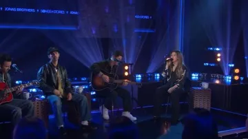 Blusa LA DoubleJ Cerere usada por Kelly Clarkson como se ve en The Kelly Clarkson Show el 22 de septiembre de 2025