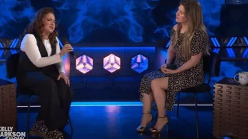 Sandalias destalonadas con estampado en lona Miu Miu usadas por Gloria Estefan como se ve en The Kelly Clarkson Show el 23 de septiembre de 2025