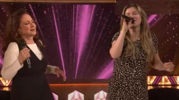 Diane von Furstenberg Agustin Midi Dress usado por Kelly Clarkson como se ve en The Kelly Clarkson Show el 23 de septiembre de 2025