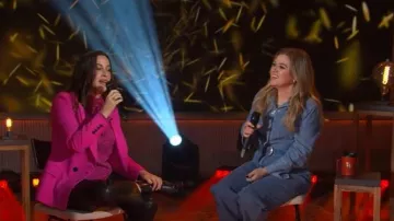 Otra camisa delgada de cambray del mañana usada por Kelly Clarkson como se ve en The Kelly Clarkson Show el 25 de septiembre de 2025