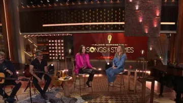 Otro pantalón de mezclilla Tomorrow usado por Kelly Clarkson como se ve en The Kelly Clarkson Show el 25 de septiembre de 2025