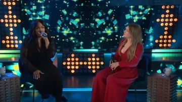 Mono de crepé plisado con botones Twinset usado por Kelly Clarkson como se ve en The Kelly Clarkson Show el 26 de septiembre de 2025