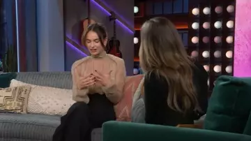 Nina Ricci Top de cuello alto y mangas abullonadas usado por Lily James como se ve en The Kelly Clarkson Show el 30 de septiembre de 2025