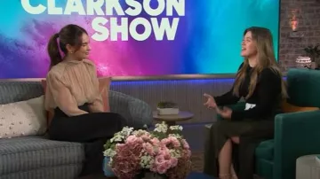 Vestido con cinturón de punto acanalado Reiss Emilina usado por Kelly Clarkson como se ve en The Kelly Clarkson Show el 30 de septiembre de 2025