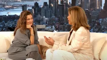 Corbata con tapeta Emilia Wickstead en lana gris de verano usada por Drew Barrymore como se ve en The Drew Barrymore Show el 25 de septiembre de 2025