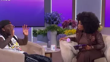 Create Out of Love Chaqueta Letterman recortada marrón chocolate usada por Jennifer Hudson como se ve en The Jennifer Hudson Show el 25 de septiembre de 2025