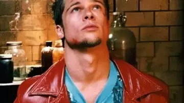 Chaqueta del club de la pelea usada por Brad Pitt en "¿Qué tan fuerte fue el golpe de Brad Pitt en 'Érase una vez en Hollywood'? ???? | ¡Análisis de fuerza!"