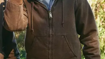 Veste à capuche marron d’Alex Dempsey (Mae Martin) dans Wayward (S01E02)