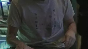 Camiseta Sonic Youth Rabbit de Vince Friedken (Jason Bateman) en Black Rabbit (S01)