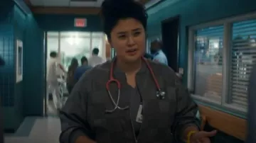 Chaqueta bomber gris con cremallera Needles usada por la Dra. Dana Dang (Aury Krebs) como se ve en Mentes brillantes (S01E12)