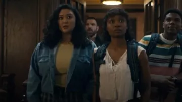 Chaqueta vaquera azul Adidas Originals KSENIASCHNAIDER Edition 3 rayas usada por la Dra. Dana Dang (Aury Krebs) como se ve en Brilliant Minds (S01E13)
