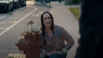 Blusa Kobi Halperin Polly usada por la técnica de laboratorio (Elena Khan) como se ve en Mentes brillantes (S01E13)