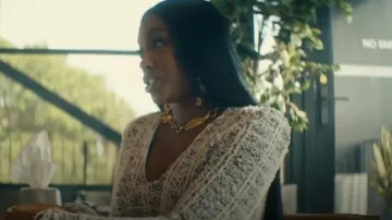Collar de eslabones de boca Schiaparelli usado por Bitsy (Porsha Williams) como se ve en Mentes brillantes (S02E01)