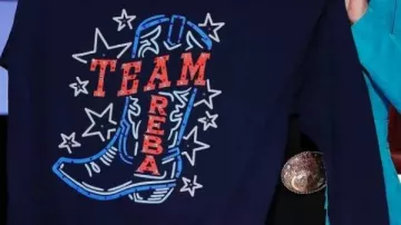 Sudadera estampada con el equipo The Voice S28 Reba usada por Self - Coach (Kelsea Ballerini) en The Voice