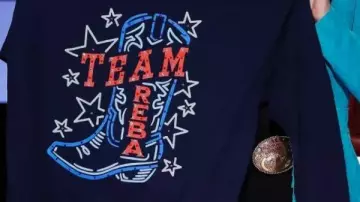 Sudadera estampada con el equipo The Voice S28 Reba usada por Self - Coach (Kelsea Ballerini) en The Voice