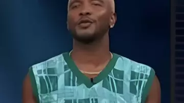 Chaleco con gráficos verde turquesa Access Hollywood 2025 de Scott Evans como se ve en Access Hollywood