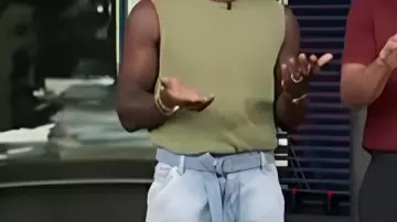 Jeans rectos con parche recortado de Scott Evans Access Hollywood como se ve en Access Hollywood