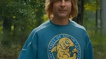2025 Glen Powell Chemise graphique bleue portée par Chad Powers portée par Chad Powers (Glen Powell) dans Chad Powers (S01)