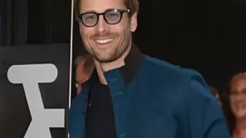 Chaqueta azul Good Morning America de Glen Powell